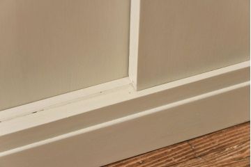 ペイント家具　優しげなアイボリーが可愛らしいカップボード(食器棚、飾り棚、キャビネット)