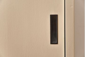 ペイント家具　優しげなアイボリーが可愛らしいカップボード(食器棚、飾り棚、キャビネット)