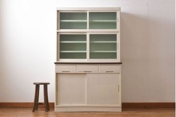 ペイント家具　昭和中期　モールガラス入り　淡いカラーが爽やかな食器棚(カップボード、収納棚)