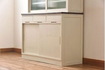 ペイント家具　昭和中期　モールガラス入り　淡いカラーが爽やかな食器棚(カップボード、収納棚)