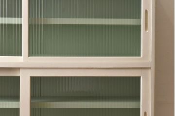 ペイント家具　昭和中期　モールガラス入り　淡いカラーが爽やかな食器棚(カップボード、収納棚)
