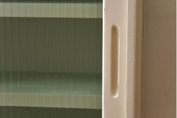 ペイント家具　昭和中期　モールガラス入り　淡いカラーが爽やかな食器棚(カップボード、収納棚)
