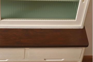 ペイント家具　昭和中期　モールガラス入り　淡いカラーが爽やかな食器棚(カップボード、収納棚)