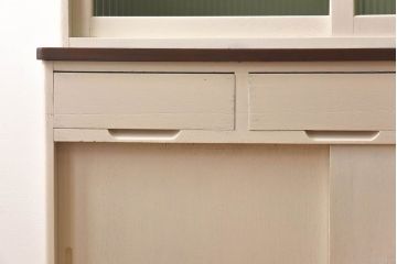 ペイント家具　昭和中期　モールガラス入り　淡いカラーが爽やかな食器棚(カップボード、収納棚)