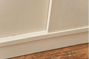 ペイント家具　昭和中期　モールガラス入り　淡いカラーが爽やかな食器棚(カップボード、収納棚)