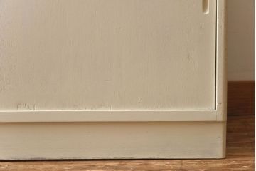 ペイント家具　昭和中期　モールガラス入り　淡いカラーが爽やかな食器棚(カップボード、収納棚)