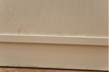 ペイント家具　昭和中期　モールガラス入り　淡いカラーが爽やかな食器棚(カップボード、収納棚)