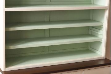 ペイント家具　昭和中期　モールガラス入り　淡いカラーが爽やかな食器棚(カップボード、収納棚)