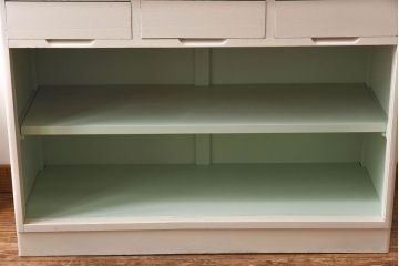 ペイント家具　昭和中期　モールガラス入り　淡いカラーが爽やかな食器棚(カップボード、収納棚)