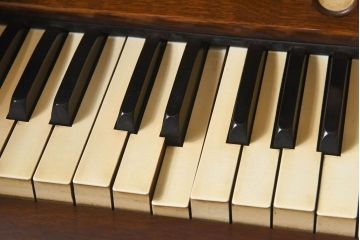 アンティーク雑貨　ジャンク品　YAMAHA(ヤマハ、日本楽器)　ナラ材製　ノスタルジックな佇まいのオルガン