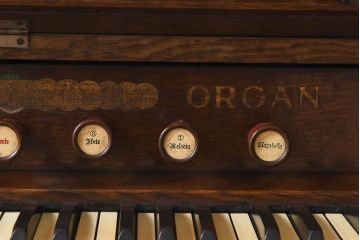アンティーク雑貨　ジャンク品　YAMAHA(ヤマハ、日本楽器)　ナラ材製　ノスタルジックな佇まいのオルガン