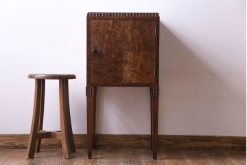 アンティーク家具　イギリスアンティーク　ウォールナット材　バーズアイが美しいアールデコ調のサイドキャビネット(収納棚、リビングボード、サイドテーブル)