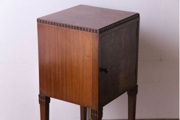 アンティーク家具　イギリスアンティーク　ウォールナット材　バーズアイが美しいアールデコ調のサイドキャビネット(収納棚、リビングボード、サイドテーブル)