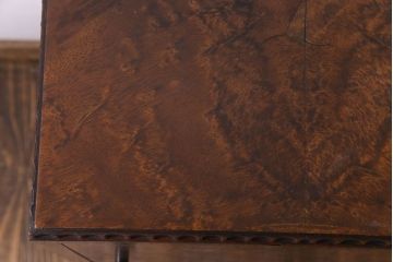 アンティーク家具　イギリスアンティーク　ウォールナット材　バーズアイが美しいアールデコ調のサイドキャビネット(収納棚、リビングボード、サイドテーブル)