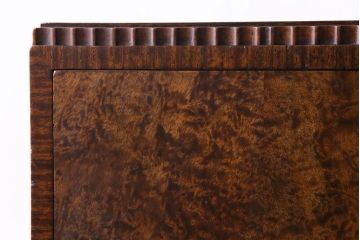 アンティーク家具　イギリスアンティーク　ウォールナット材　バーズアイが美しいアールデコ調のサイドキャビネット(収納棚、リビングボード、サイドテーブル)