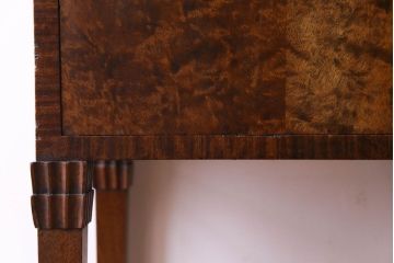 アンティーク家具　イギリスアンティーク　ウォールナット材　バーズアイが美しいアールデコ調のサイドキャビネット(収納棚、リビングボード、サイドテーブル)