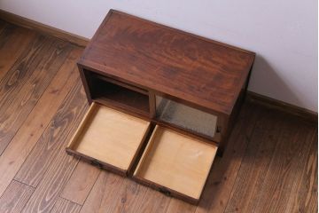 アンティーク家具　和製アンティーク　三方ケヤキ材　品の良い和の空間を演出する小振りなガラス戸棚(収納棚、ローボード)