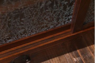 アンティーク家具　和製アンティーク　三方ケヤキ材　品の良い和の空間を演出する小振りなガラス戸棚(収納棚、ローボード)