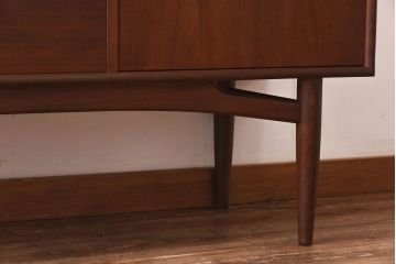 G-PLAN(ジープラン)　Brasilia(ブラジリア)　北欧家具　チーク材　美しいフォルムのサイドボード(サイドキャビネット)(1)