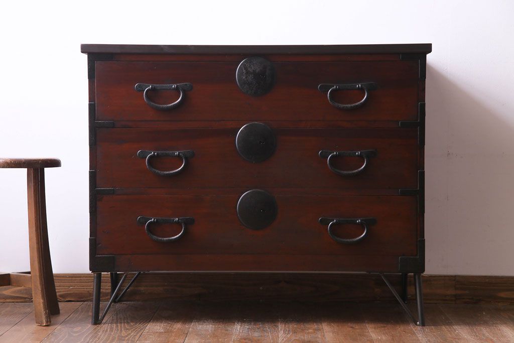 アンティーク家具　リメイク品　シンプルな丸金具が魅力の鉄脚付き時代箪笥ローボード(ローチェスト、リビングボード)