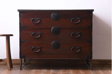 アンティーク家具　リメイク品　シンプルな丸金具が魅力の鉄脚付き時代箪笥ローボード(ローチェスト、リビングボード)