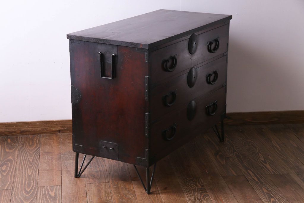 アンティーク家具　リメイク品　シンプルな丸金具が魅力の鉄脚付き時代箪笥ローボード(ローチェスト、リビングボード)