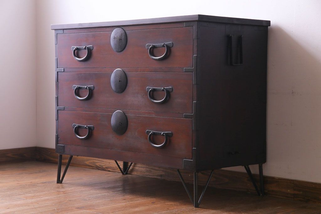 アンティーク家具　リメイク品　シンプルな丸金具が魅力の鉄脚付き時代箪笥ローボード(ローチェスト、リビングボード)
