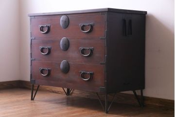 アンティーク家具　リメイク品　シンプルな丸金具が魅力の鉄脚付き時代箪笥ローボード(ローチェスト、リビングボード)