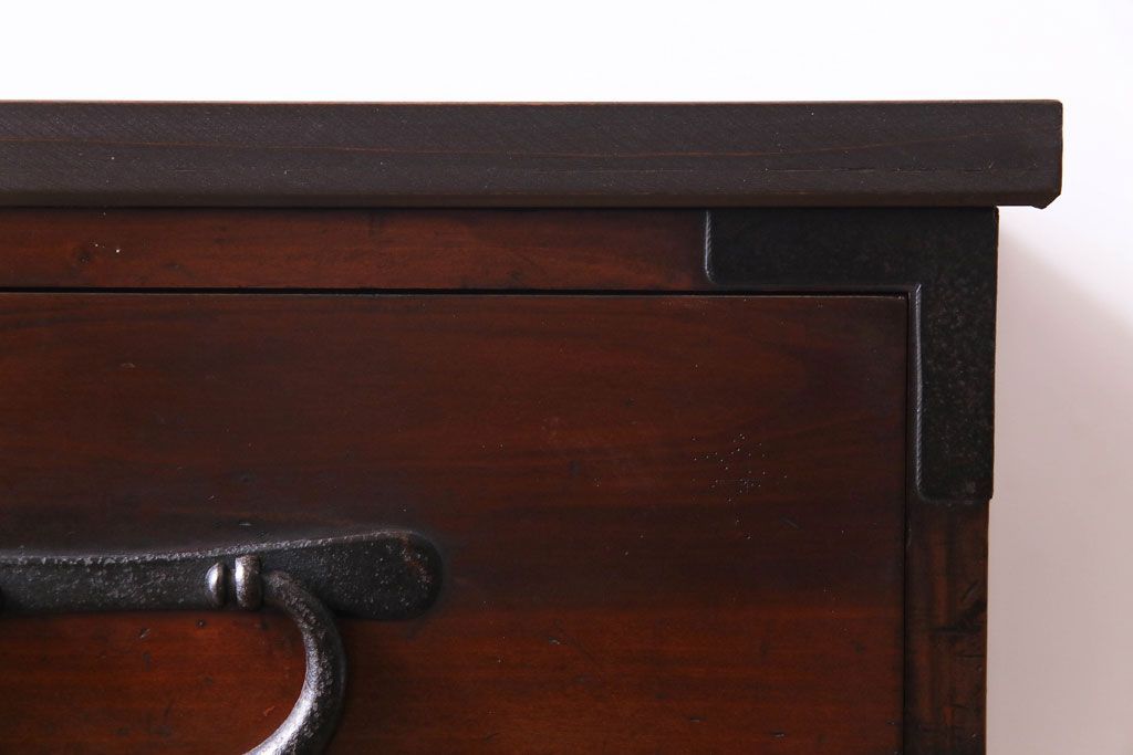 アンティーク家具　リメイク品　シンプルな丸金具が魅力の鉄脚付き時代箪笥ローボード(ローチェスト、リビングボード)