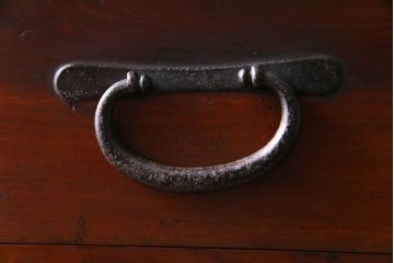 アンティーク家具　リメイク品　シンプルな丸金具が魅力の鉄脚付き時代箪笥ローボード(ローチェスト、リビングボード)