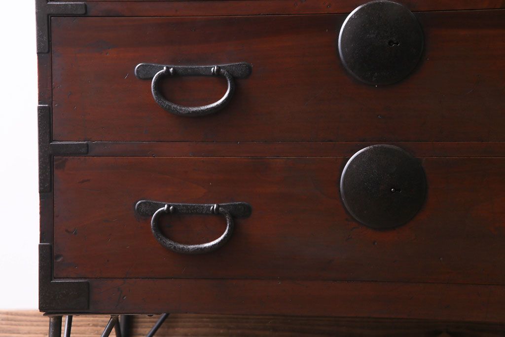 アンティーク家具　リメイク品　シンプルな丸金具が魅力の鉄脚付き時代箪笥ローボード(ローチェスト、リビングボード)