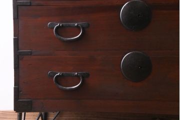 アンティーク家具　リメイク品　シンプルな丸金具が魅力の鉄脚付き時代箪笥ローボード(ローチェスト、リビングボード)