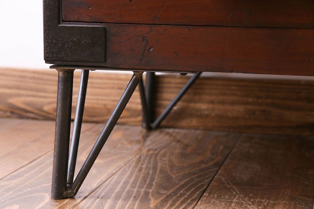 アンティーク家具　リメイク品　シンプルな丸金具が魅力の鉄脚付き時代箪笥ローボード(ローチェスト、リビングボード)