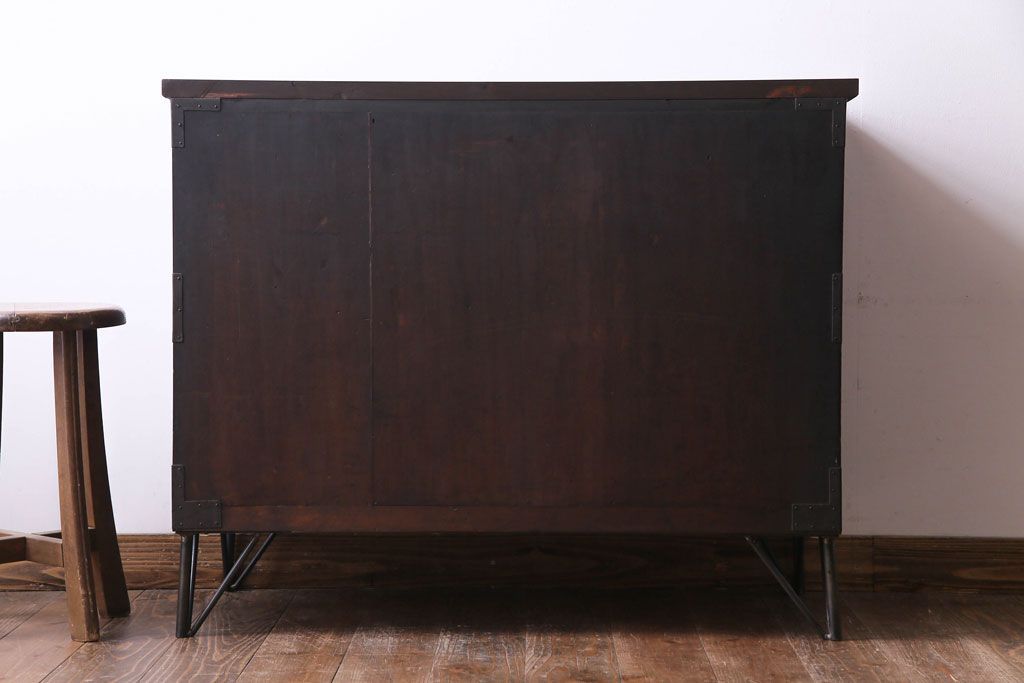 アンティーク家具　リメイク品　シンプルな丸金具が魅力の鉄脚付き時代箪笥ローボード(ローチェスト、リビングボード)