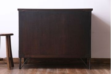 アンティーク家具　リメイク品　シンプルな丸金具が魅力の鉄脚付き時代箪笥ローボード(ローチェスト、リビングボード)