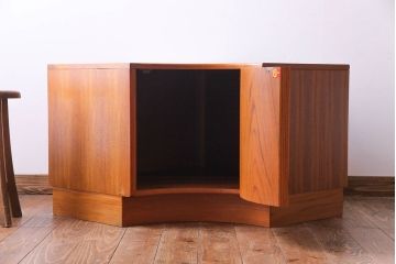 北欧家具　ビンテージ　G-PLAN(ジープラン)　チーク材の柔らかな雰囲気が魅力のコーナーキャビネット(サイドボード)