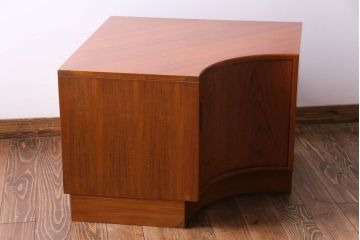 北欧家具　ビンテージ　G-PLAN(ジープラン)　チーク材の柔らかな雰囲気が魅力のコーナーキャビネット(サイドボード)