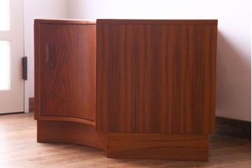 北欧家具　ビンテージ　G-PLAN(ジープラン)　チーク材の柔らかな雰囲気が魅力のコーナーキャビネット(サイドボード)