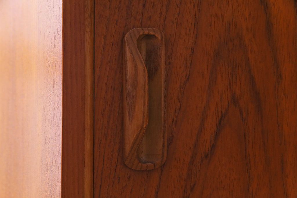 北欧家具　ビンテージ　G-PLAN(ジープラン)　チーク材の柔らかな雰囲気が魅力のコーナーキャビネット(サイドボード)