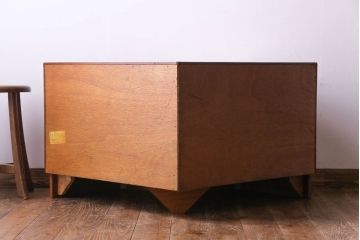 北欧家具　ビンテージ　G-PLAN(ジープラン)　チーク材の柔らかな雰囲気が魅力のコーナーキャビネット(サイドボード)