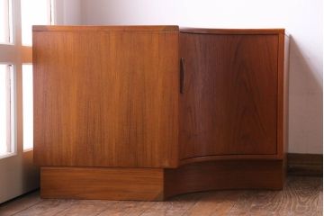 北欧家具　ビンテージ　G-PLAN(ジープラン)　チーク材の柔らかな雰囲気が魅力のコーナーキャビネット(サイドボード)