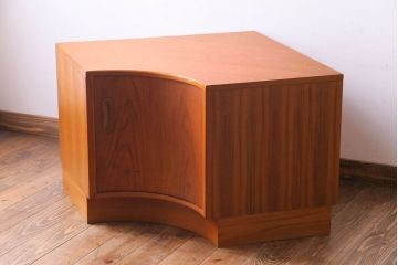 北欧家具　ビンテージ　G-PLAN(ジープラン)　チーク材の柔らかな雰囲気が魅力のコーナーキャビネット(サイドボード)