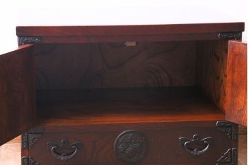 中古美品　伝統民芸家具　岩谷堂　桐紋　杢目と金具が存在感を放つ箪笥ローボード(テレビボード、戸棚)