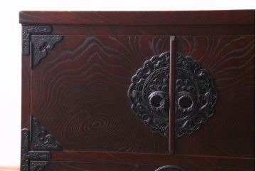 中古美品　伝統民芸家具　岩谷堂　桐紋　杢目と金具が存在感を放つ箪笥ローボード(テレビボード、戸棚)