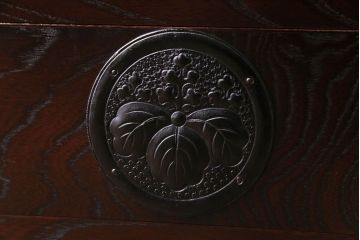 中古美品　伝統民芸家具　岩谷堂　桐紋　杢目と金具が存在感を放つ箪笥ローボード(テレビボード、戸棚)