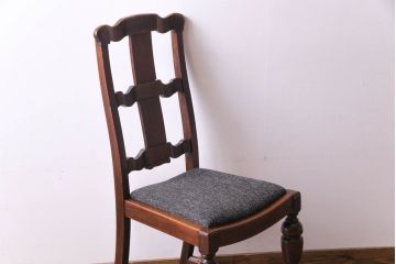 アンティーク家具　イギリスアンティーク　ウォールナット材 リボンのような背もたれがエレガントなチェア(ダイニングチェア、ワークチェア、椅子)(1)