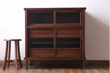 アンティーク家具　昭和中期　モールガラス入り　スッキリとした和のテイストが魅力のガラス戸棚(収納棚、リビングボード)