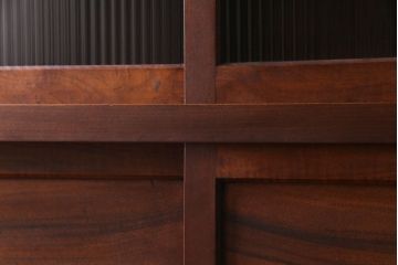 アンティーク家具　昭和中期　モールガラス入り　スッキリとした和のテイストが魅力のガラス戸棚(収納棚、リビングボード)