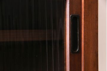 アンティーク家具　昭和中期　モールガラス入り　スッキリとした和のテイストが魅力のガラス戸棚(収納棚、リビングボード)