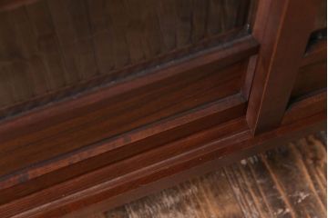 アンティーク家具　昭和中期　モールガラス入り　スッキリとした和のテイストが魅力のガラス戸棚(収納棚、リビングボード)